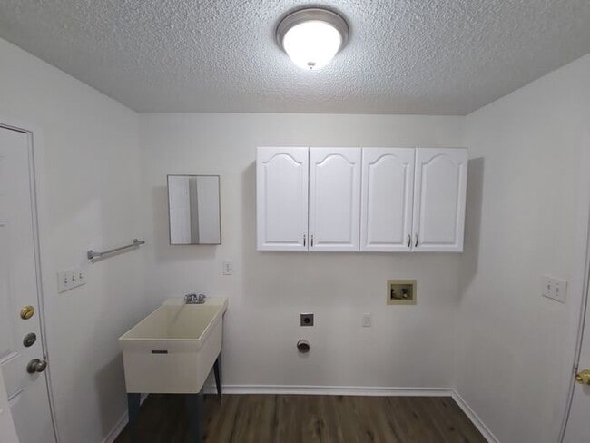 Building Photo - 9561 Lonesome Dove Dr
