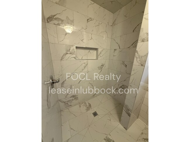 Building Photo - Updated and cozy 3/2/2