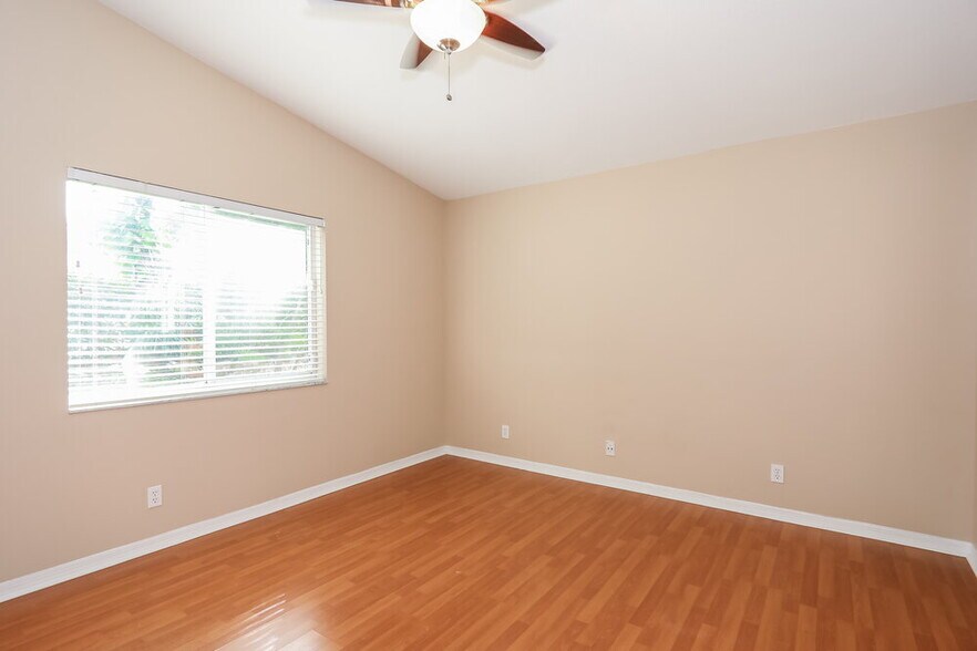 Building Photo - 4646 SW 12th Ct