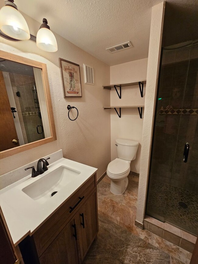Building Photo - Ski Season Rental! Beautiful home near bus...