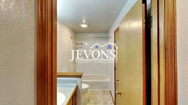 Building Photo - $500 Off First Month! Enjoy this 3-bedroom home featuring a fully equipped kitchen, a two-car att...