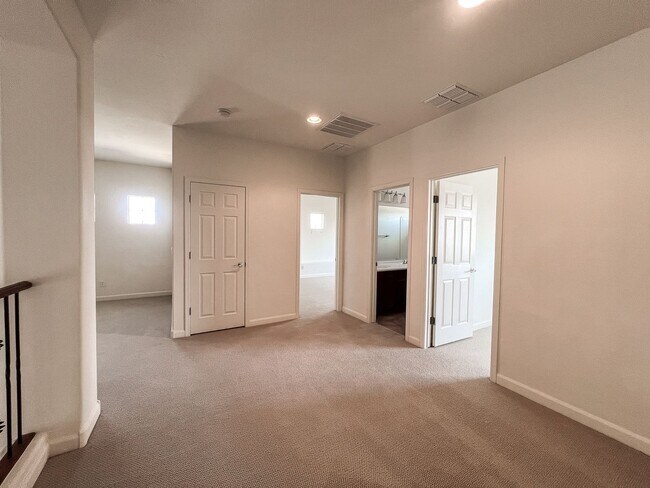 Building Photo - 4 Bed + Office | 3 Bath | 3-Car Garage | E...