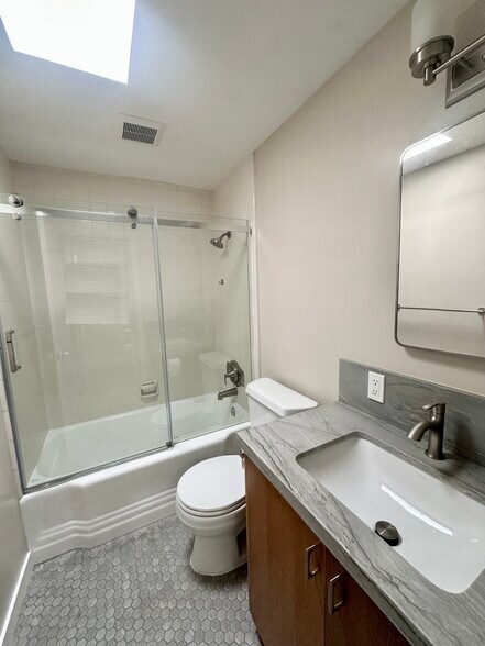 Building Photo - 16703 Alginet Pl