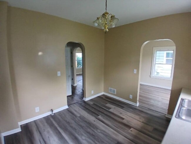 Building Photo - 4 Bed 1 Bath