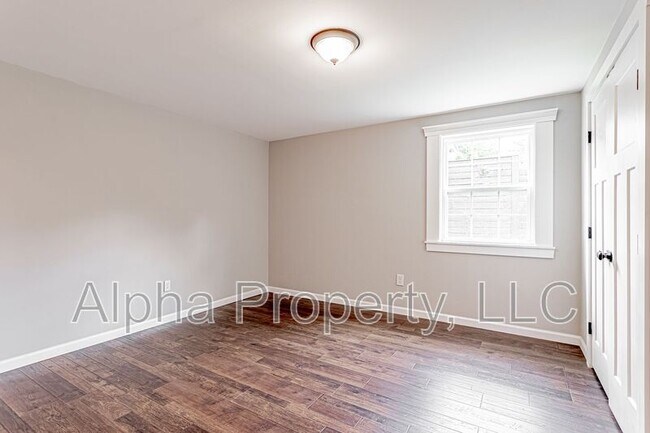 Building Photo - 314 S Plainview Dr