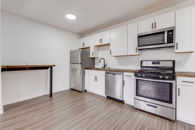 Building Photo - AVAILABLE AUGUST 2026 - Updated 2 Bedroom Apartment Located in the heart of a GREAT Neighborhood