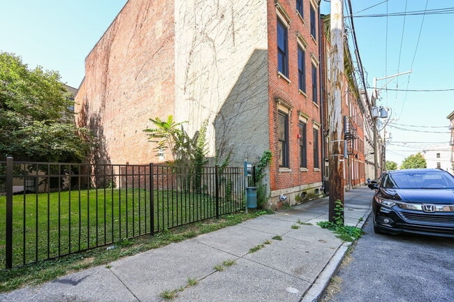 Building Photo - 515 E 12th St