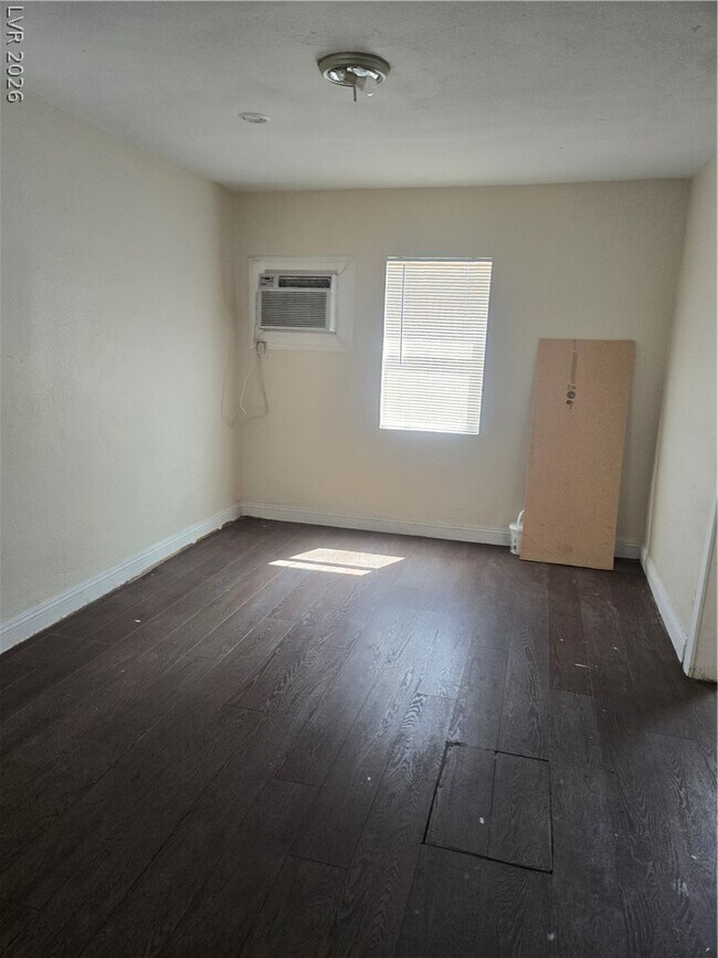 Building Photo - 413 W Van Buren Ave