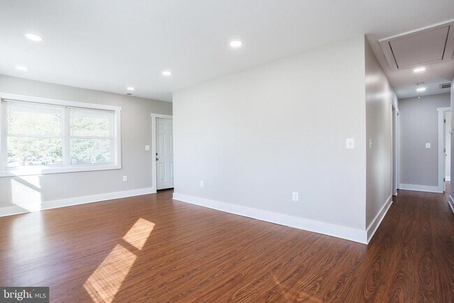 Building Photo - 21411 Montgomery Ave