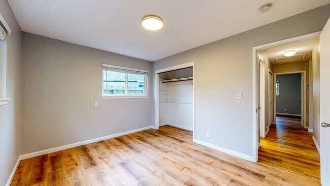 Building Photo - 3 Bedroom 2 Full Bath with Private Yard and 1 Car Garage !