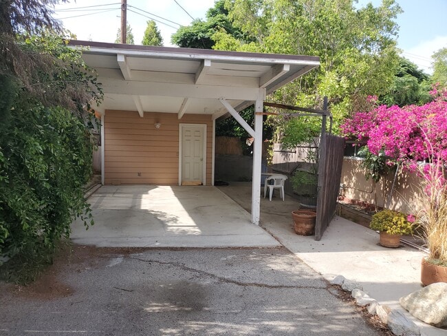 Building Photo - 10852 Plainview Ave