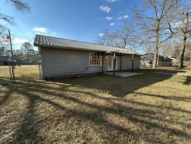 Building Photo - Home For Rent