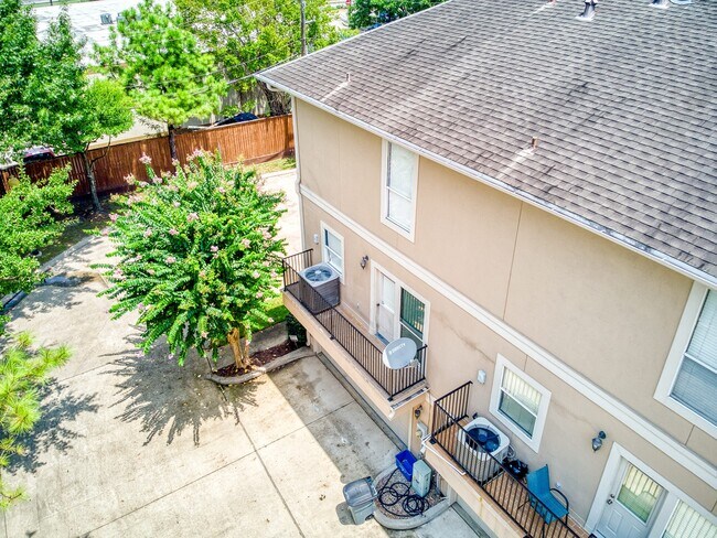 Building Photo - 1743 French Village Dr