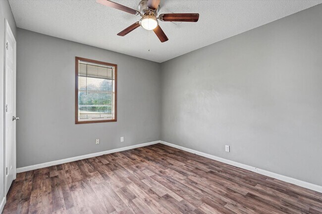 Building Photo - 3 Bedroom Home Across from JHS