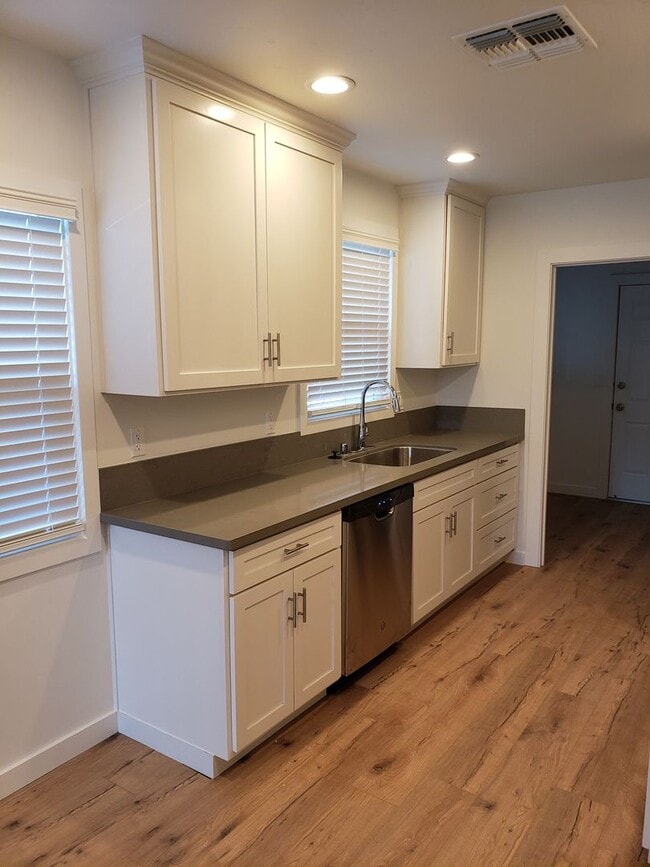 Building Photo - Beautiful Duplex Home near UC Davis Medical Center