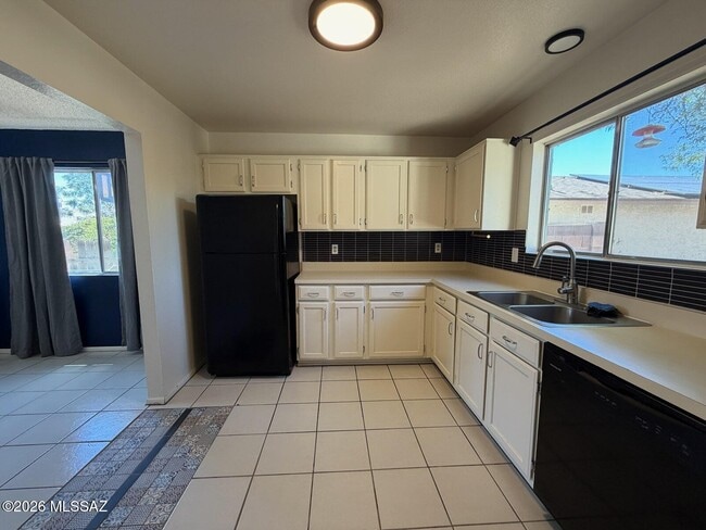Building Photo - 9368 N Hampshire Dr
