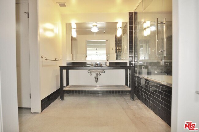 Building Photo - 849 S Broadway