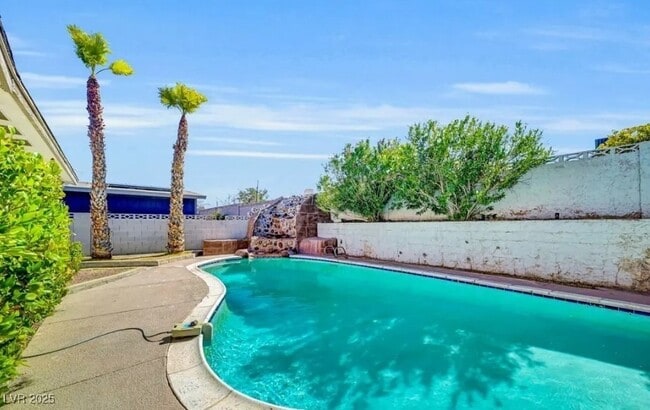 Building Photo - 204 Thunder St