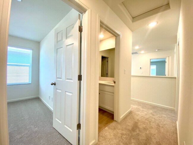 Building Photo - $2,350 Clinton & Armstrong, 4 Bed, Gated Community Pool & Solar - E Riesling Dr, Fresno