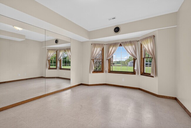 Building Photo - 133 Foxtail Dr