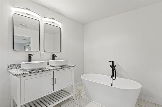 Building Photo - Room in House on Peeples St SW