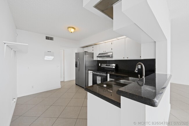 Building Photo - 105 Lake Emerald Dr