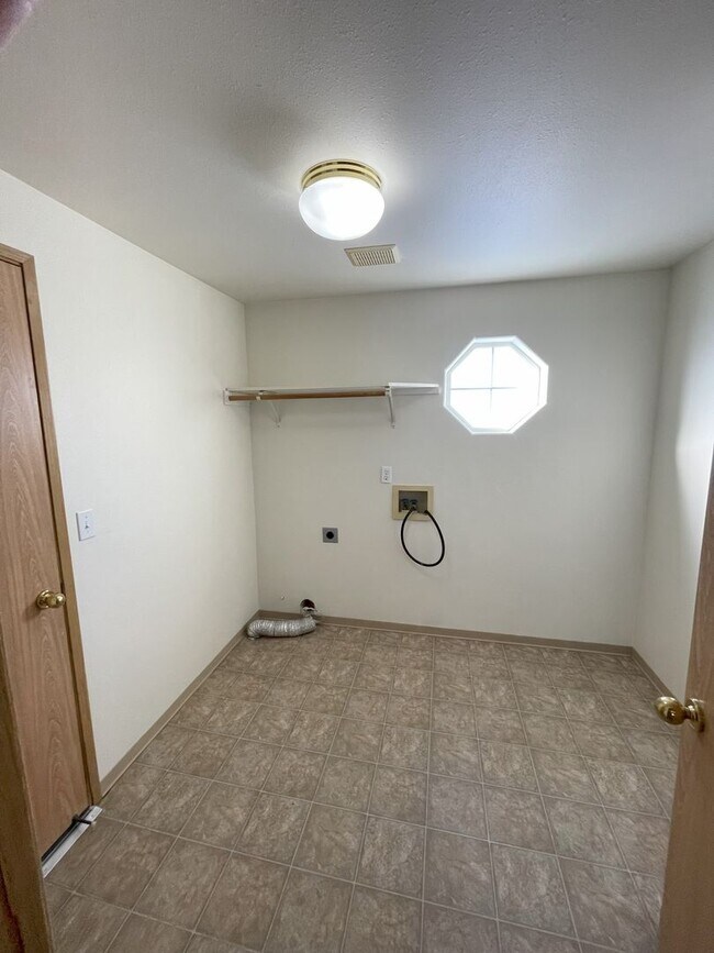Building Photo - 5548 - 5550