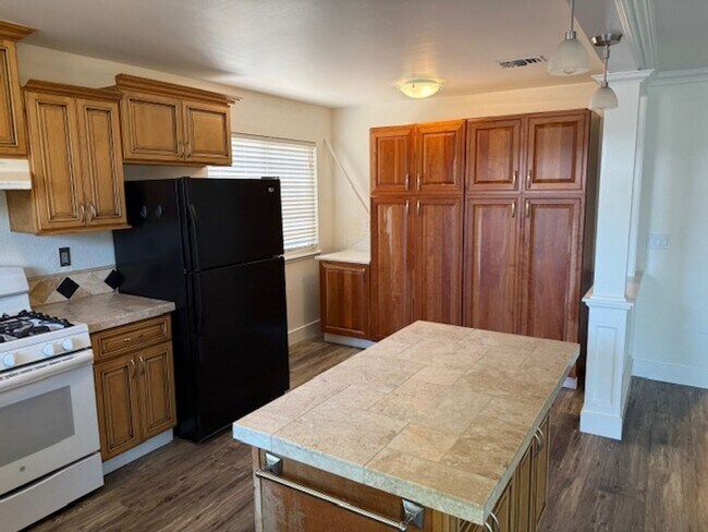 Building Photo - Wonderful 4 bedroom single story with sola...