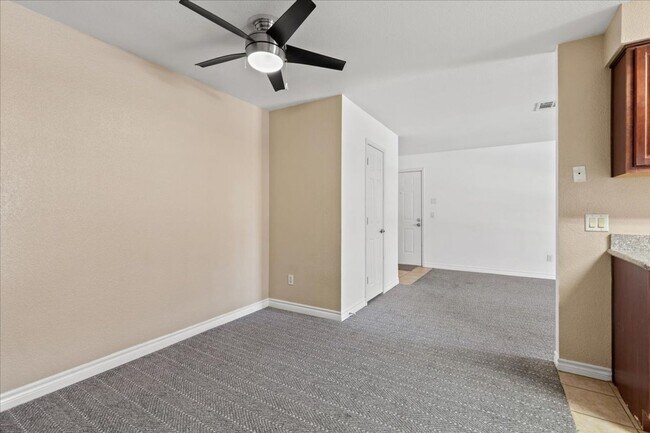 Building Photo - Beautiful 1 Bedroom 1 Bath Condo - Move In...