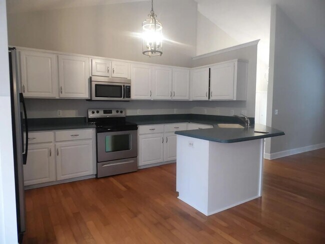 Building Photo - 147 Royal Dr