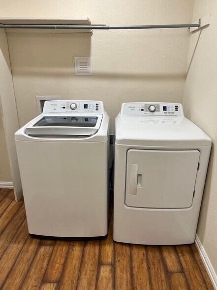 Building Photo - 819 Red Bird Ln