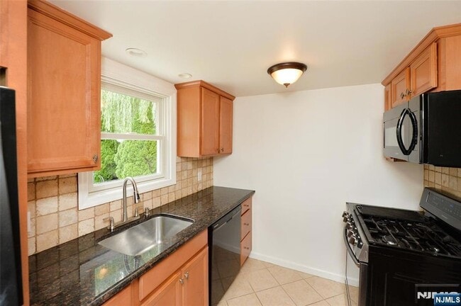 Building Photo - 3-11 Lyons Avenue Unit 1X