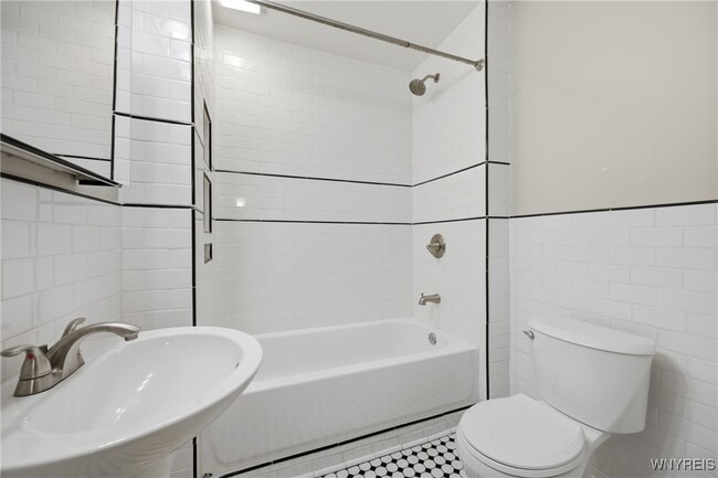 Building Photo - 359 Parkdale Ave