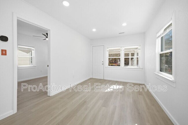 Building Photo - 828 W 42nd St