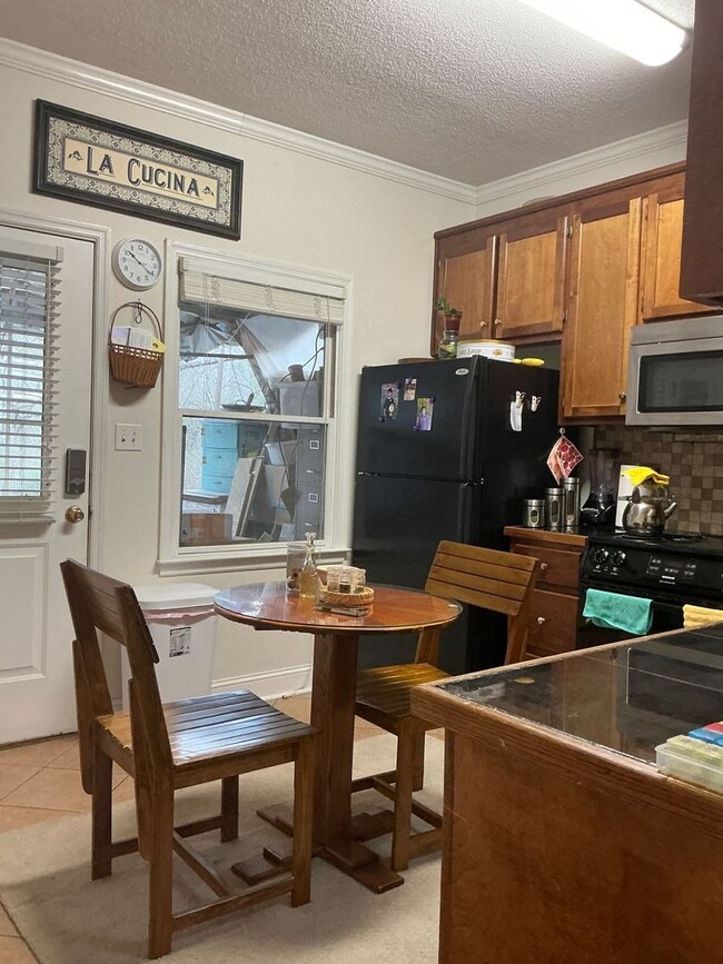 Building Photo - 1 Bedroom/2 .5 Bath Condo located in River...
