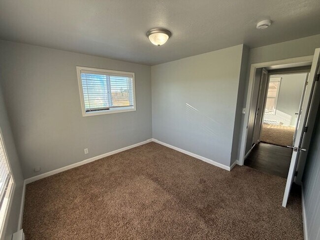 Building Photo - 3 Bedroom Farm Home for Rent Dundee OR