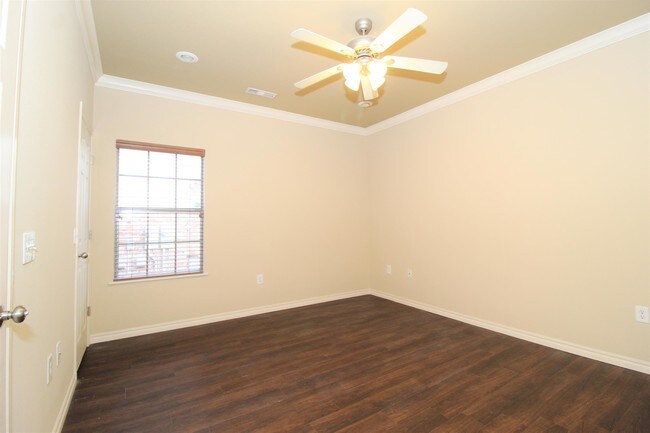 Building Photo - 2556 E Turtle Creek Dr