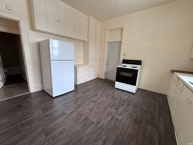 Building Photo - 614 W Charles St