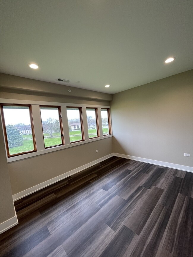 Building Photo - 400 E Hillcrest Dr