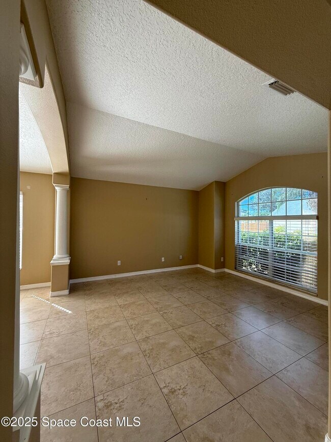Building Photo - 1634 Sun Gazer Dr