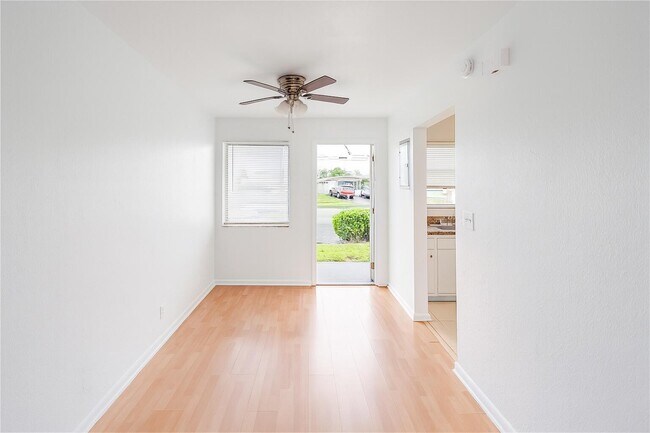 Building Photo - 1241 W River Dr