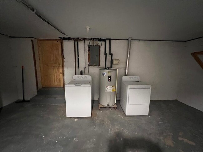 Building Photo - 3 Bedroom House