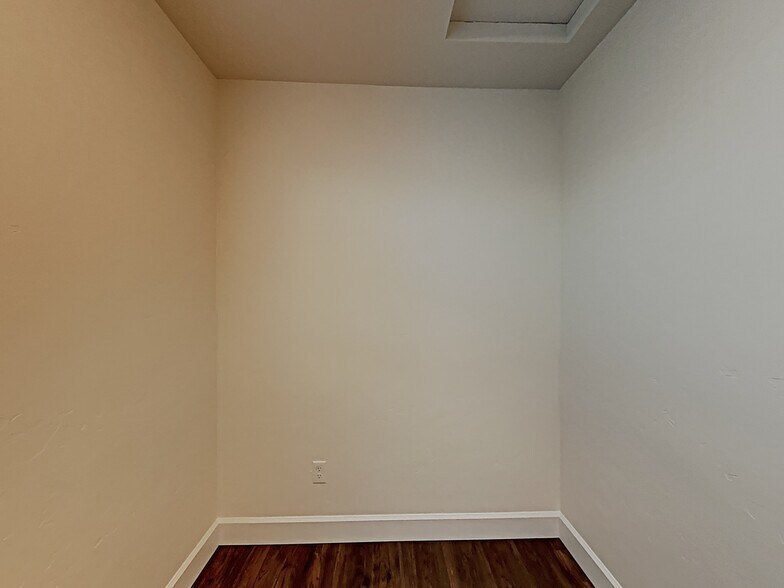 Building Photo - 954 N Barkvine Ave