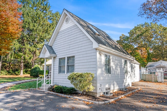 Building Photo - 319 Elwood Rd