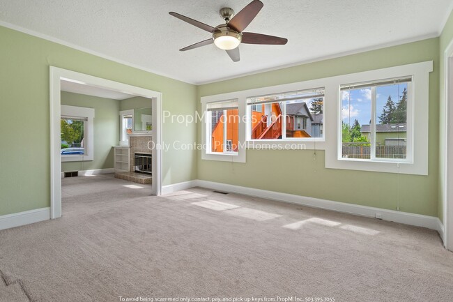 Building Photo - Charming Three Bedroom Home in Hazelwood!