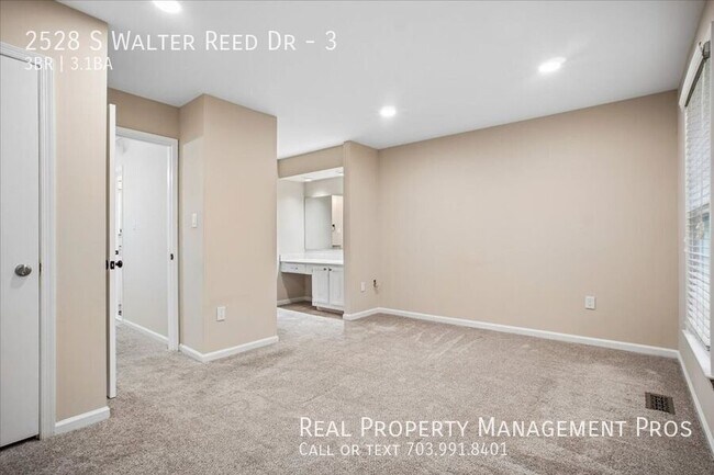 Building Photo - 2528 S Walter Reed Dr