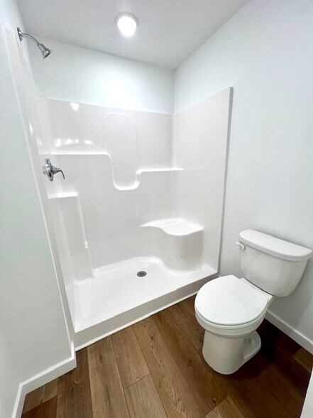 Walk-In Shower - 478 Lennox Blvd