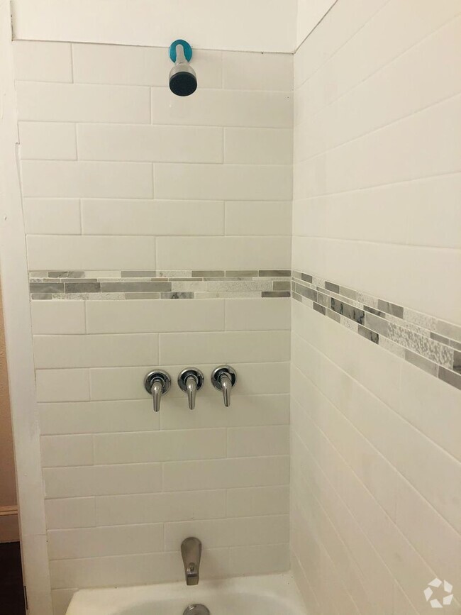 Building Photo - 4 bed 1 bath amazing location