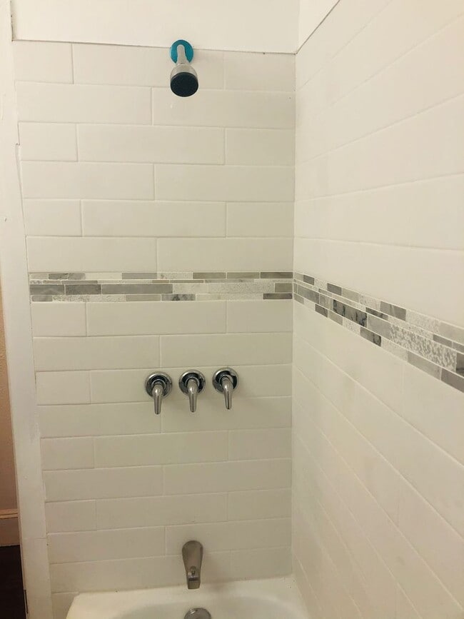 Building Photo - 4 bed 1 bath amazing location