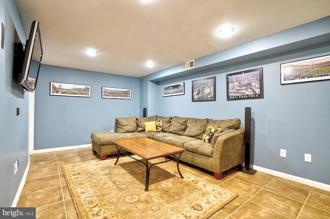 Building Photo - 111 Honey Locust Ct